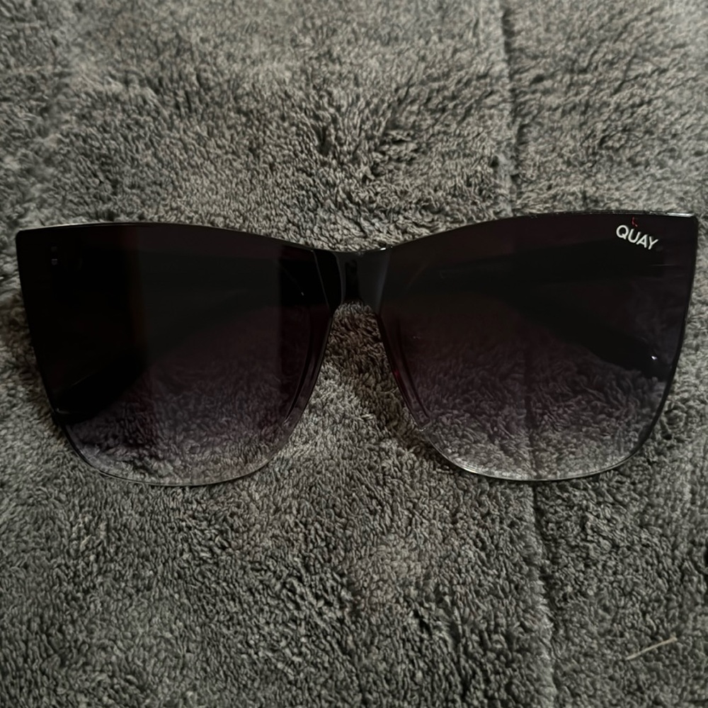 Quay sunglasses black and gradient lens Come Thru